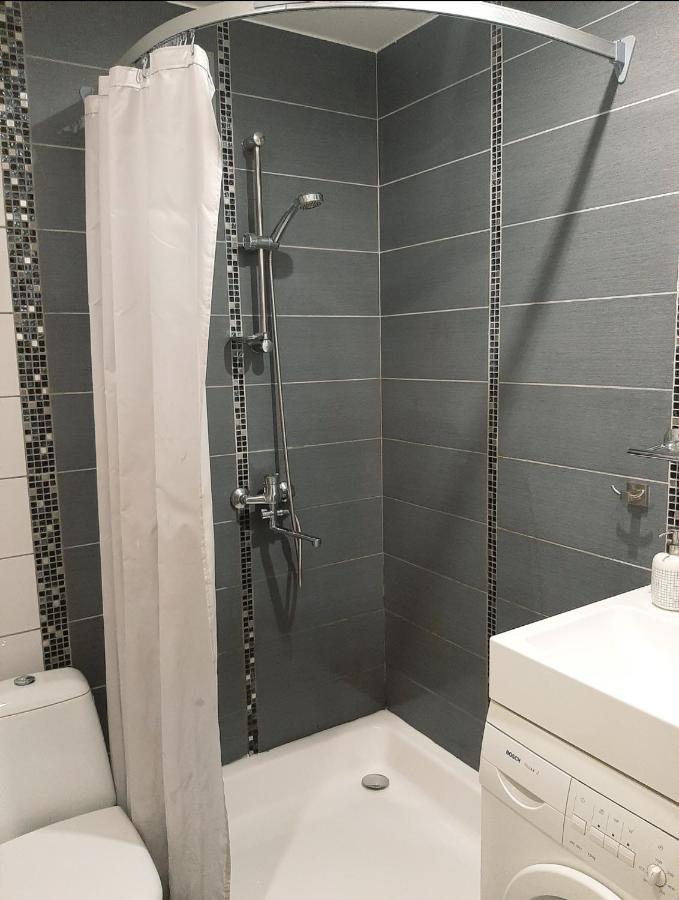New! Cozy Apartment With Free Guarded Parking Riga Eksteriør billede